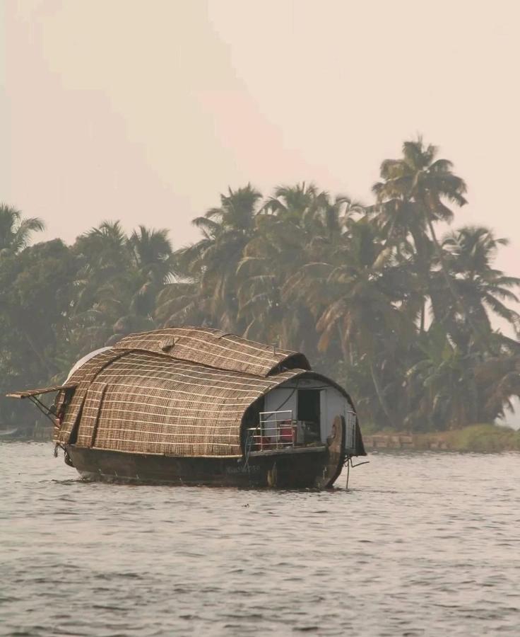 Rajatheeram Beach Homestay & Backwater Cruise Alleppey Alappuzha Exterior photo